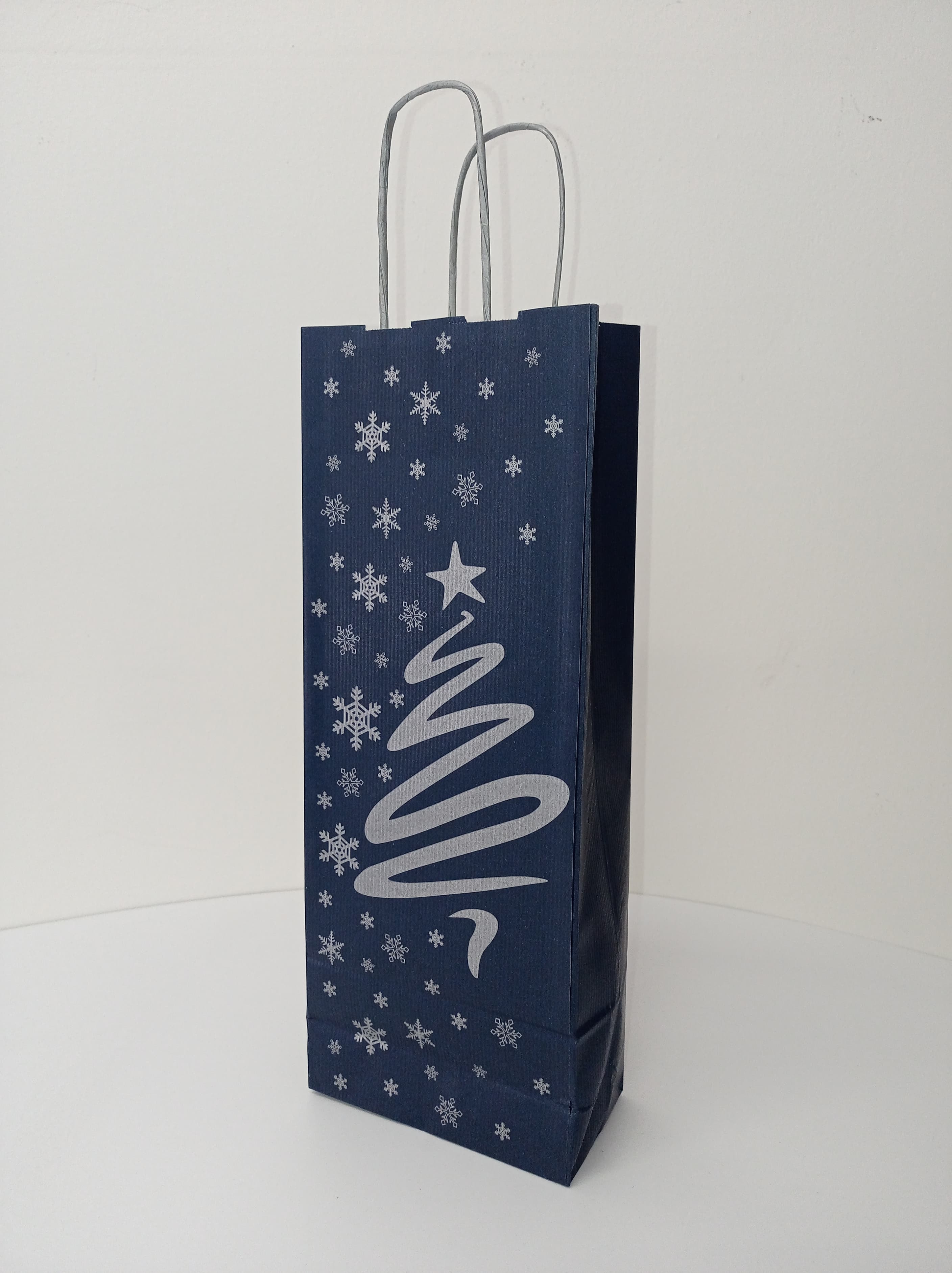 Papírová taška tmavě modrá rýhovaná se stříbrným krouceným držadlem 15×8×40 cm